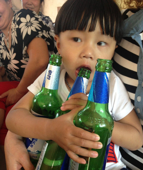 淮南两岁男童不爱牛奶爱喝酒 一次一瓶成“酒仙”