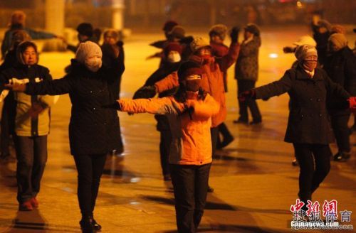 东北大妈跳广场舞！全副武装！风雨无阻！