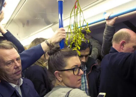 有人在地铁里放了个东西，英国仁尴尬病都要犯了