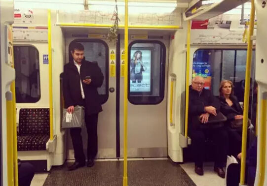 有人在地铁里放了个东西，英国仁尴尬病都要犯了