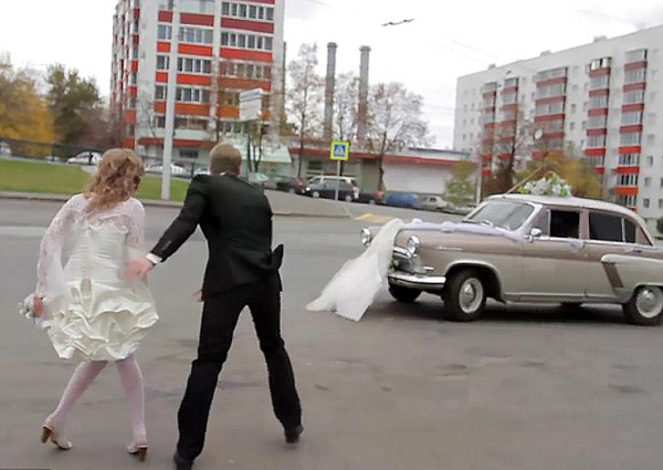 俄新娘婚纱裙被婚车扯掉发怒 摄影师大笑不止