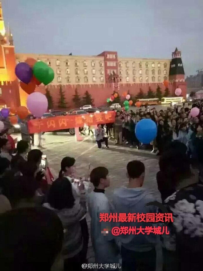 组图：郑州高校现奢华求婚土豪甩16辆豪车摆心形