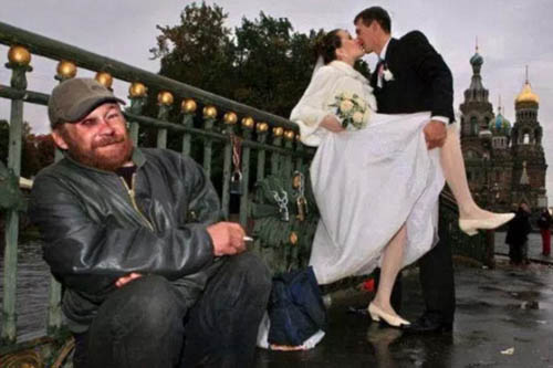 俄罗斯滑稽婚纱照成主流 合成照片记录奇思妙想