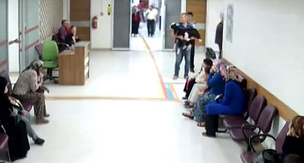 土耳其老人怀抱受伤山羊 错跑入医院急诊室