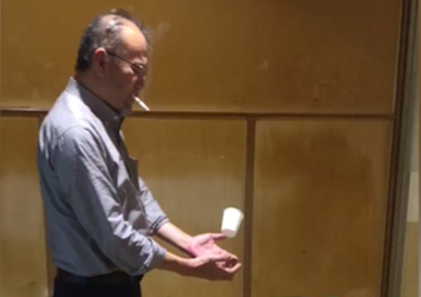 日本魔术师大展身手 纸杯香烟悬浮令众人瞠目