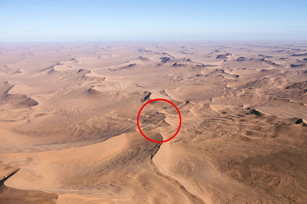 摩纳哥摄影师空中拍到非州沙漠巨型“沙人”图像