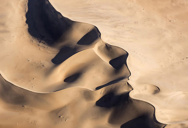 摩纳哥摄影师空中拍到非州沙漠巨型“沙人”图像