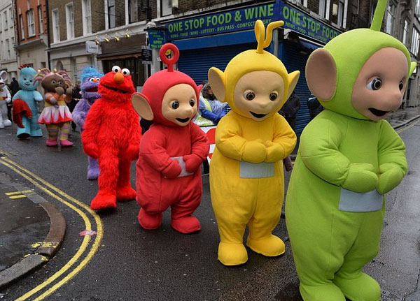 世界最盛大玩具游行节在伦敦举行 现场乐翻天