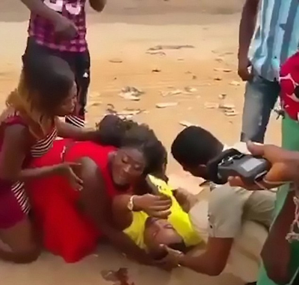 尼日利亚男子躺“血泊” 出其不意地向女友求婚 