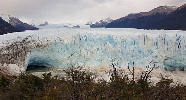 壮观！阿根廷一旅游胜地冰川大块塌陷