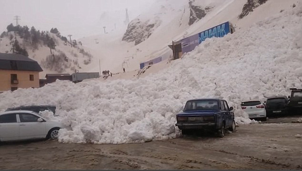 俄罗斯滑雪胜地突发雪崩 积雪淹没山下停车场