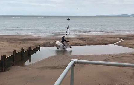 英国一骑手沙滩勒马飞奔却惨摔大水坑