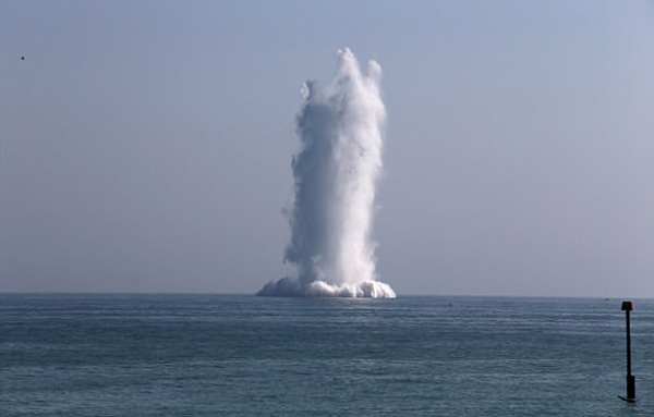 英海滩现二战遗留水雷 海中引爆激起数十米水花