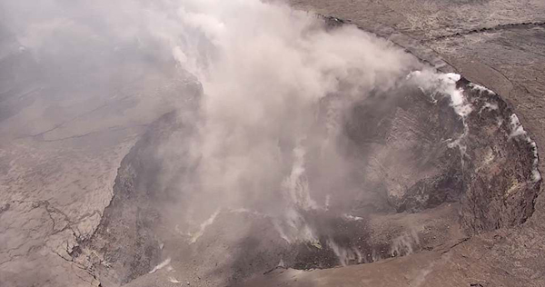 夏威夷火山现神秘裂缝 科学家忧心火山大规模爆发