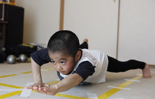 日本功夫小子苦练武术 神同步模仿李小龙