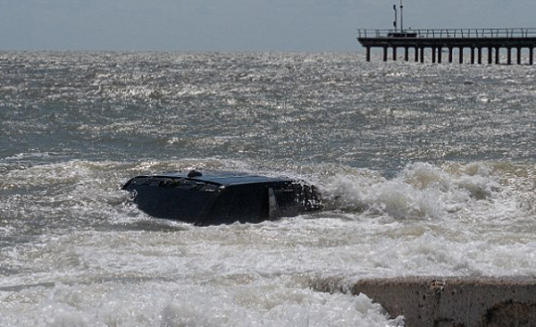 英海滩一路虎车被海水淹没 救援历时两天