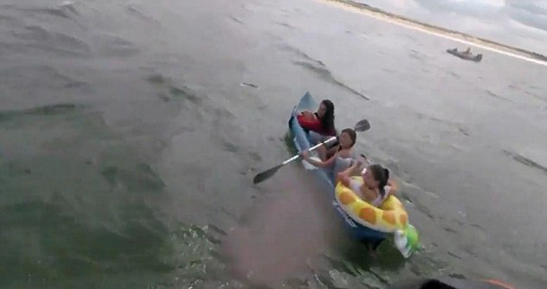 惊险！英国三少女划皮艇遭海浪冲走无法靠岸