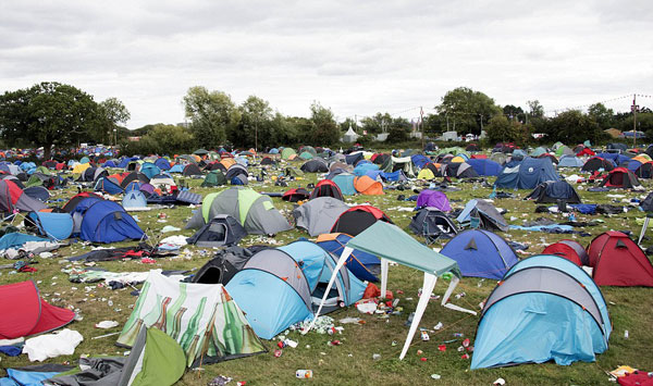 英伯克郡10万人参加阅读节留下逾6万顶帐篷