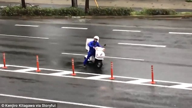 敬业！日本一外卖小哥台风中坚持送外卖风雨无阻