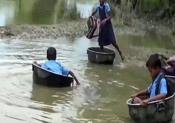 艰辛求学路！印度小学生每日挤身铝盆渡河上学