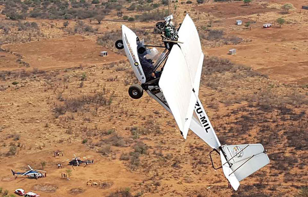 南非一小飞机撞上钢缆悬挂空中 登山向导滑索施救