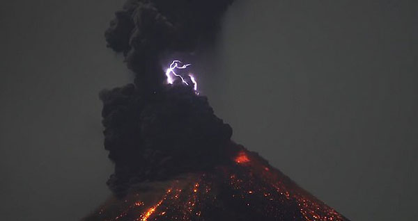 奇观！印尼火山喷发烈焰冲天自带闪电