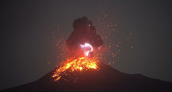 奇观!印尼火山喷发烈焰冲天自带闪电