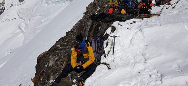 登山队巴基斯坦遭遇滚落巨石与死神擦肩而过