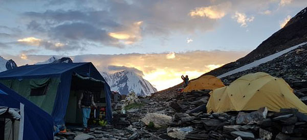 登山队巴基斯坦遭遇滚落巨石与死神擦肩而过