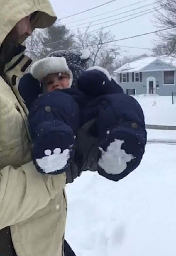 玩大了！美奶爸将儿子扔厚雪里孩子“消失”