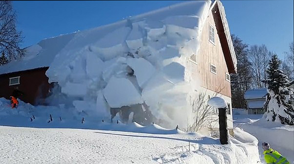 挪威男子用绳索“切割”屋顶积雪 引发“雪崩”