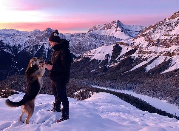 加健身教练与爱犬每周用一半时间共同户外探险