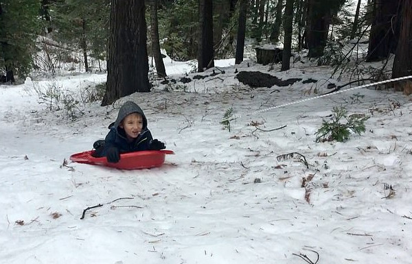 美6岁男童牙上绑线乘雪橇拔牙