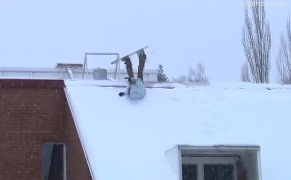 芬兰男子宿醉后挑战屋顶滑雪 狼狈跌落