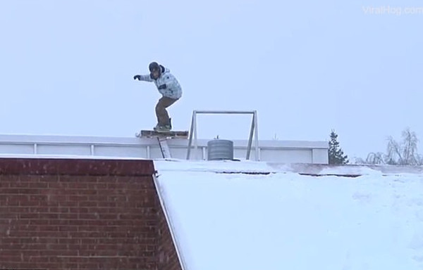 芬兰男子宿醉后挑战屋顶滑雪 狼狈跌落