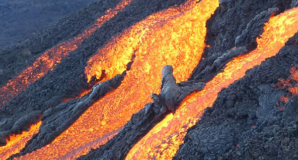 法男子冒死拍摄火山喷发场景 熔岩喷涌成河