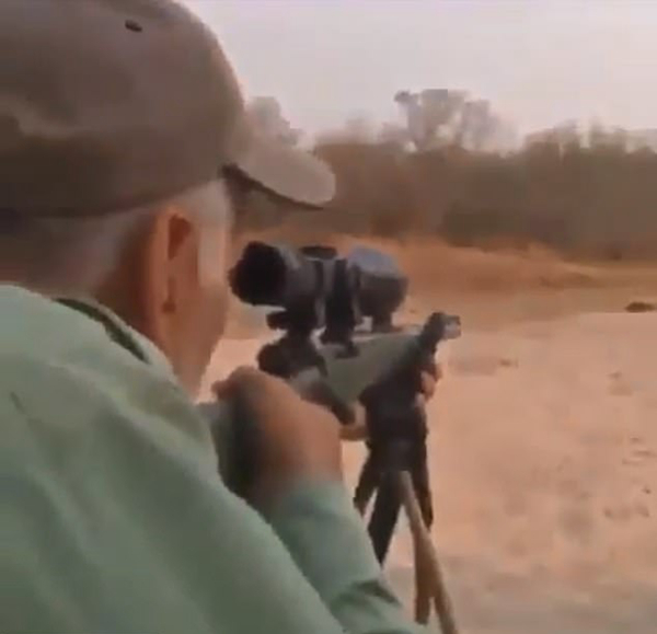 两男子射杀熟睡狮子不以为然遭网友唾骂