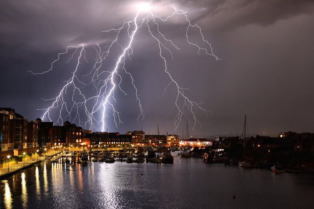 震撼！英国各地遭遇雷雨天气数千道闪电照亮夜空