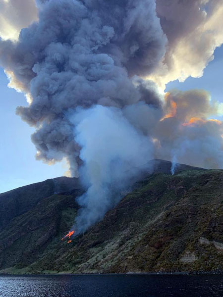 意大利斯特隆博利火山爆发 游客纷纷跳海躲避熔岩