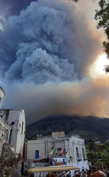 意大利斯特隆博利火山爆发 游客纷纷跳海躲避熔岩