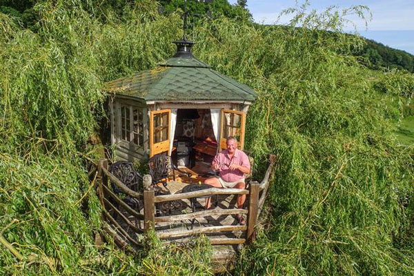 英老人花8000英镑建造完美树屋 景色迷人受当地人青睐